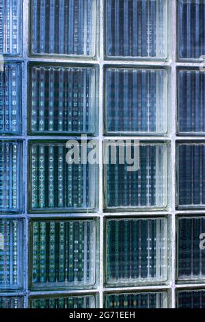Cette image présente un arrière-plan de texture d'un bloc de verre vintage sur un mur extérieur en plein soleil naturel avec un design rétro. Banque D'Images