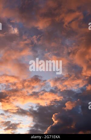 Des nuages au coucher du soleil au-dessus d'un ciel inquiétant Banque D'Images