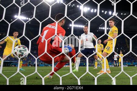 Photo du dossier datée du 03-07-2021 de l'Angleterre Harry Kane marque le troisième but de leur côté du match de finale de l'UEFA Euro 2020 quart au Stadio Olimpico, Rome. Date de publication : samedi 10 juillet 2021. Banque D'Images