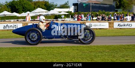 Alexander Boswell fait la course d'un bleu royal vintage 1923 Delage Bequet numéro 111 au Goodwood Festival of Speed 2021. Flou de mouvement des spectres d'arrière-plan Banque D'Images