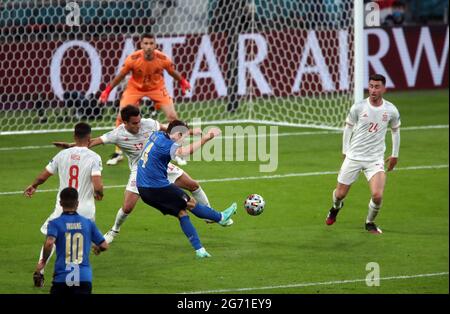 Photo du dossier datée du 06-07-2021 de l'Italie Federico Chiesa marque le premier but du match de l'UEFA Euro 2020 au stade Wembley, Londres. Date de la photo: Mardi 6 juillet 2021. Date de publication : samedi 10 juillet 2021. Banque D'Images