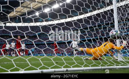 Photo du dossier datée du 07-07-2021, le gardien de but de l'Angleterre Jordan Pickford plonge en vain alors que Mikkel Damsgaard, un joueur danois, marque le premier but de son match à partir d'un coup de pied libre lors du match de demi-finale de l'UEFA Euro 2020 au stade Wembley, à Londres. Date de la photo: Mercredi 7 juillet 2021. Date de publication : samedi 10 juillet 2021. Banque D'Images