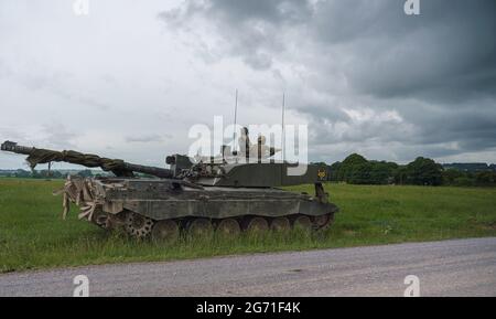 Gros plan d'un char de combat principal Challenger 2 de l'armée britannique en action sur la plaine de Salisbury au Royaume-Uni Banque D'Images