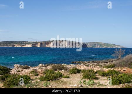 MARSAXLOKK, MALTE - 01 JANVIER 2020 : vue sur l'île de Gozo depuis les falaises rocheuses de l'île de Malte Banque D'Images