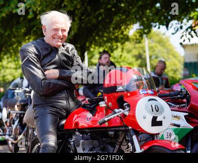 Sammy Miller, un ancien champion de moto âgé de 87 ans, participe à l'ascension de la colline au Goodwood Festival of Speed 2021: A Time Trial. Banque D'Images