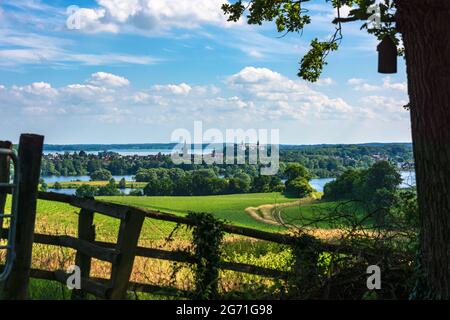 Hügelige Landschaft in der Holsteinischen Schweiz, im Hintergrond die Seeenplaate um die Kreisstadt Plön und das Plöner Schloß Banque D'Images