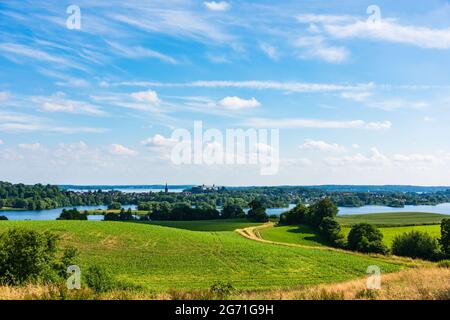 Hügelige Landschaft in der Holsteinischen Schweiz, im Hintergrond die Seeenplaate um die Kreisstadt Plön und das Plöner Schloß Banque D'Images