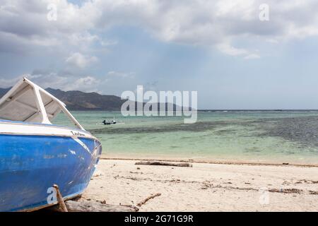 Bateau de pêche bleu et blanc sur la plage de Gili Air, Indonésie, Asie du Sud-est Banque D'Images