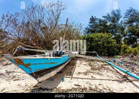 Bateau de pêche bleu et blanc sur la plage de Gili Air, Indonésie, Asie du Sud-est Banque D'Images