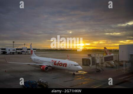 BANGKOK, THAÏLANDE - 21 AOÛT 2017 : Thai Lion Air est une compagnie aérienne à bas prix garée à l'aéroport international Don Mueang de Bangkok, en Thaïlande. Au Sunrise t Banque D'Images