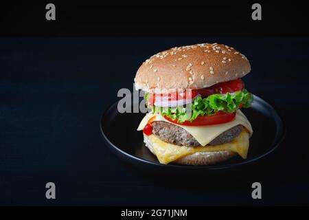 Gros plan hamburger de bœuf maison sur une table en bois Banque D'Images