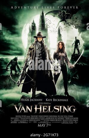 Van Helsing (2004) dirigé par Stephen Sommers et mettant en vedette Hugh Jackman, Kate Beckinsale et Richard Roxburgh. Horreur gothique où le célèbre chasseur de monstres se rend en Transylvanie pour affronter le Comte Dracula qui expérimente en utilisant les recherches du Dr Frankenstein. Banque D'Images
