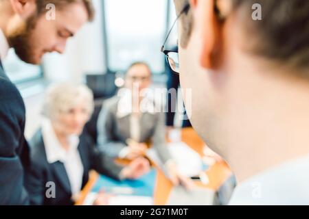 Équipe d'affaires composée d'hommes et de femmes travaillant ensemble dans le bureau ayant une réunion Banque D'Images