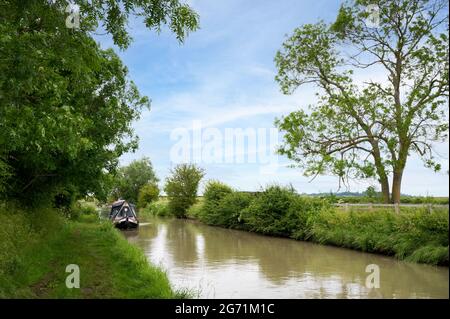 Bateau à rames amarré sur un chemin de halage, South Oxford Canal, Marston Doles, Warwickshire, Royaume-Uni Banque D'Images