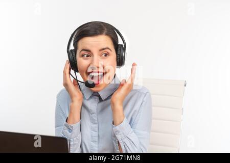 Vue avant d'une femme d'affaires surprise portant un casque Banque D'Images