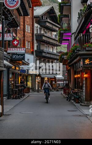 Tôt le matin dans la rue principale de Zermatt, Suisse Banque D'Images