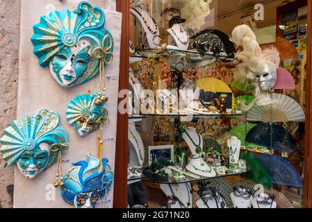 Le masque décoratif vénitien de visage est originaire de Venise , Italie réputée pour être au XIIIe siècle beaucoup vendus dans les boutiques de souvenirs touristiques sont fabriqués à Chin Banque D'Images