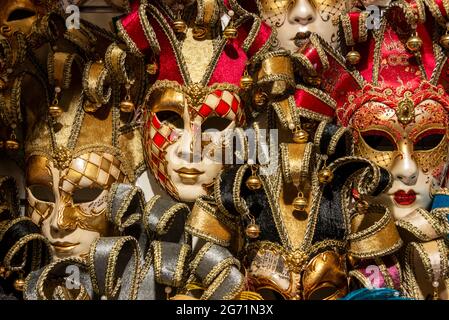 Le masque décoratif vénitien de visage est originaire de Venise , Italie réputée pour être au XIIIe siècle beaucoup vendus dans les boutiques de souvenirs touristiques sont fabriqués à Chin Banque D'Images