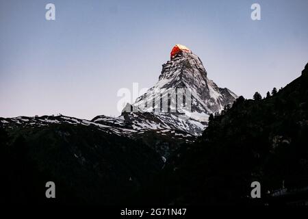 Le magnifique Mont Cervin illuminé à Sunrise, la célèbre et emblématique montagne suisse des Alpes, Zermatt, Valais, Suisse Banque D'Images