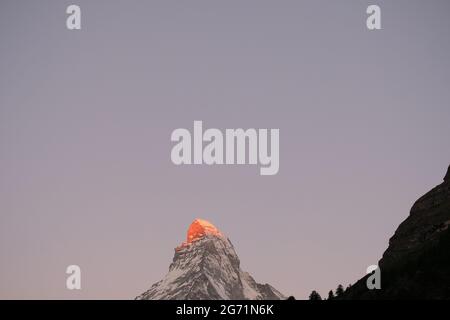 Le magnifique Mont Cervin illuminé à Sunrise, la célèbre et emblématique montagne suisse des Alpes, Zermatt, Valais, Suisse Banque D'Images