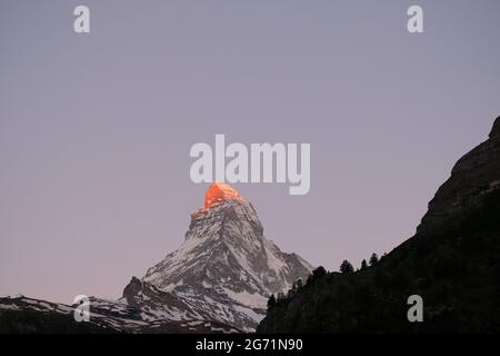 Le magnifique Mont Cervin illuminé à Sunrise, la célèbre et emblématique montagne suisse des Alpes, Zermatt, Valais, Suisse Banque D'Images