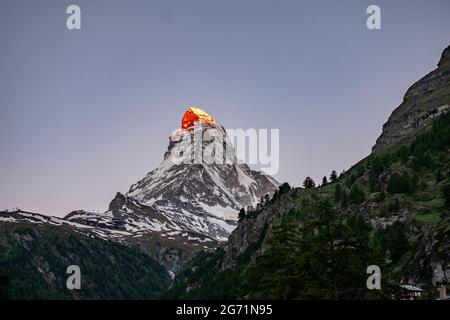Le magnifique Mont Cervin illuminé à Sunrise, la célèbre et emblématique montagne suisse des Alpes, Zermatt, Valais, Suisse Banque D'Images