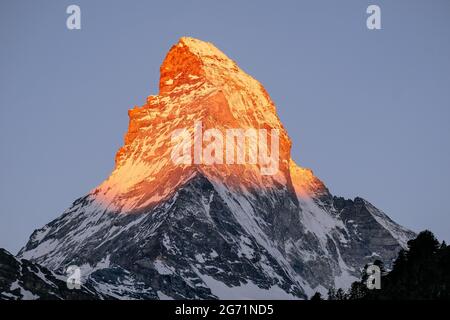 Le magnifique Mont Cervin illuminé à Sunrise, la célèbre et emblématique montagne suisse des Alpes, Zermatt, Valais, Suisse Banque D'Images