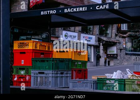 Épiceries boîtes dans une petite voiture électrique en début de matinée - Zermatt, Alpes suisses, Suisse Banque D'Images