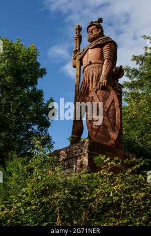 La statue en grès rouge de William Wallace qui domine la rivière Tweed, commandée par David Steuart Erskine, 11ème comte de Buchan Banque D'Images