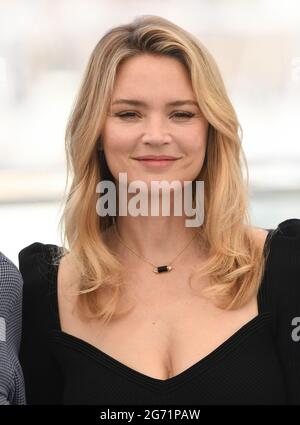 Cannes, France, le 10 juillet 2021 Virginie Efira au salon de la photo de Benedetta, qui s'est tenu au Palais des Festivals. Partie du 74e Festival de Cannes. Crédit : Doug Peters/EMPICS/Alamy Live News Banque D'Images