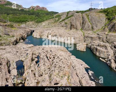 Vue aérienne du canyon de Sheytan Dere (rivière Shaitan) sous le barrage du réservoir de Studen Kladenets, Bulgarie Banque D'Images