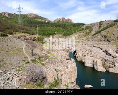 Vue aérienne du canyon de Sheytan Dere (rivière Shaitan) sous le barrage du réservoir de Studen Kladenets, Bulgarie Banque D'Images