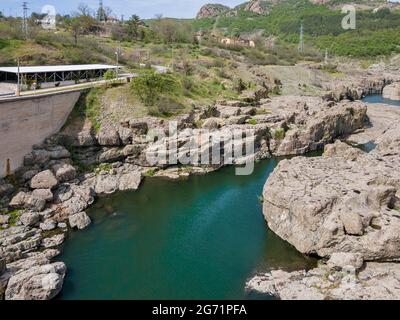 Vue aérienne du canyon de Sheytan Dere (rivière Shaitan) sous le barrage du réservoir de Studen Kladenets, Bulgarie Banque D'Images