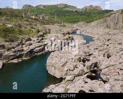 Vue aérienne du canyon de Sheytan Dere (rivière Shaitan) sous le barrage du réservoir de Studen Kladenets, Bulgarie Banque D'Images