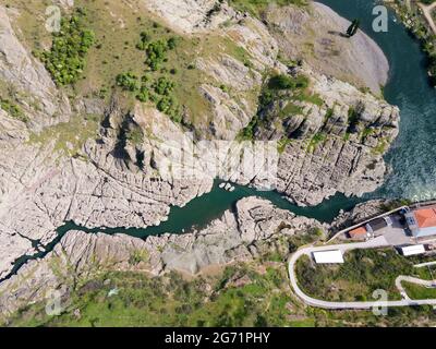 Vue aérienne du canyon de Sheytan Dere (rivière Shaitan) sous le barrage du réservoir de Studen Kladenets, Bulgarie Banque D'Images