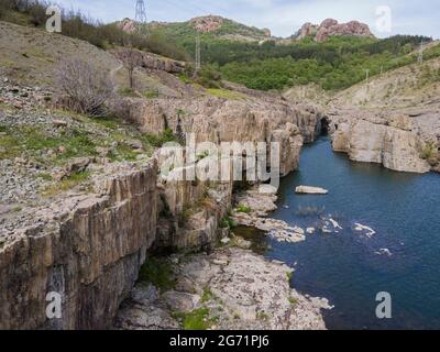 Vue aérienne du canyon de Sheytan Dere (rivière Shaitan) sous le barrage du réservoir de Studen Kladenets, Bulgarie Banque D'Images