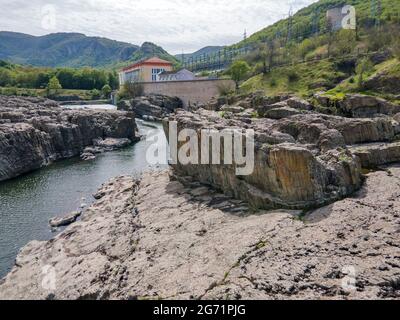 Vue aérienne du canyon de Sheytan Dere (rivière Shaitan) sous le barrage du réservoir de Studen Kladenets, Bulgarie Banque D'Images