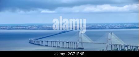 Vue aérienne de Lisbonne avec le pont Vasco da Gama Banque D'Images