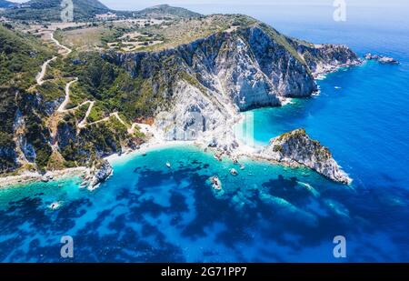 Vue aérienne Plage d'Agia Eleni sur l'île de Kefalonia, Grèce. Belle plage rocheuse isolée avec eau claire émeraude et hautes falaises blanches Banque D'Images