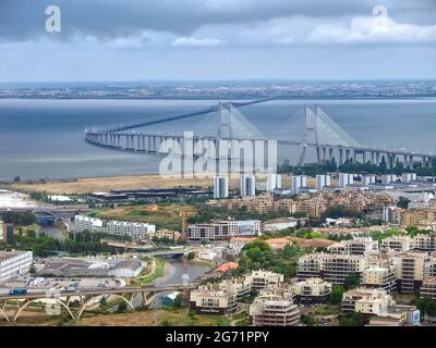 Vue aérienne de Lisbonne avec le pont Vasco da Gama Banque D'Images