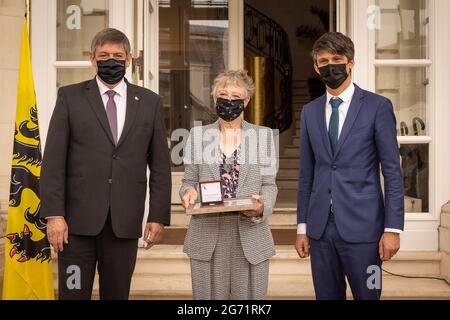 DISTRIBUTION DE LA COUVERTURE FOCUS DEMANDÉE AU Président du ministre flamand de BELGA, Jan Jambon, Martine Tanghe et au Ministre flamand de la Jeunesse, des médias et de Bruxelles Banque D'Images