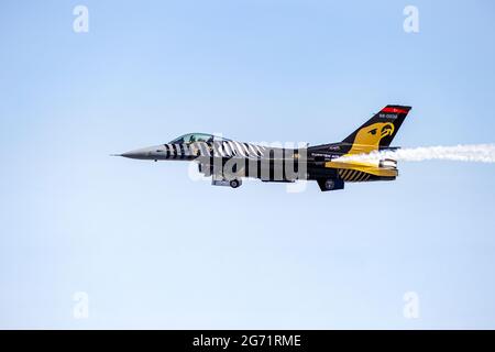 Konya, Turquie - 07 01 202: SOLOTÜRK est un spectacle aérien acrobatique d'un seul homme réalisé par l'équipe de démonstration de l'Armée de l'Air turque à l'aide du F-16 Banque D'Images