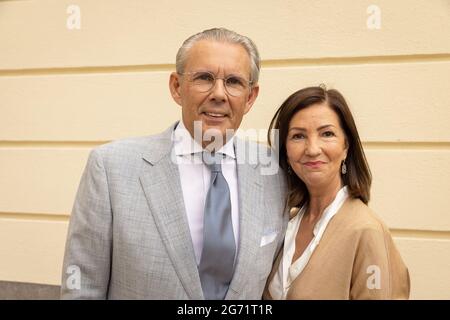 LA DISTRIBUTION DE LA COUVERTURE DU FOYER EST DEMANDÉE AU chef de BELGA, Peter Goossens et Lieve Fermans, photographiés lors de la cérémonie de remise des prix pour le « Vlaamse Eretekens » de Banque D'Images