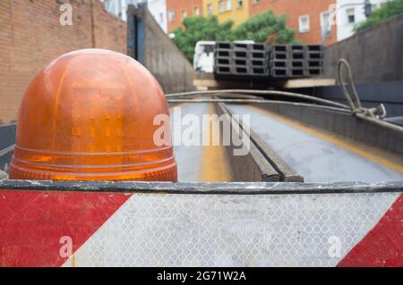 Camion de matériaux de construction chargé de poutres en acier. Notion : restrictions de longueur de charge surdimensionnée Banque D'Images