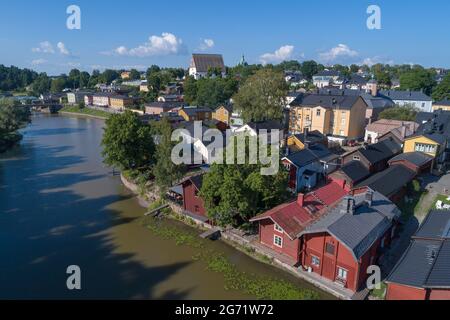 Au-dessus du centre historique du vieux Porvoo, le jour de juillet ensoleillé (vue aérienne). Finlande Banque D'Images