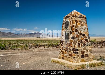 Monument à Black Rock Station, Deep Creek Range à distance, Pony Express Trail, Back Country Byway, Great Basin, Utah, ÉTATS-UNIS Banque D'Images