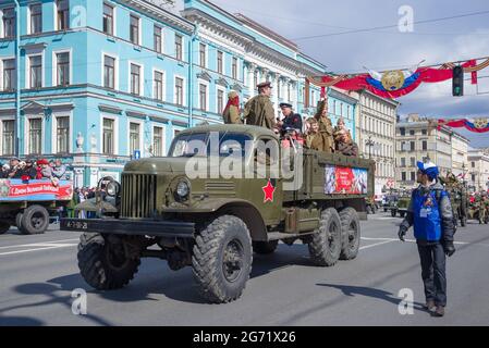 SAINT-PÉTERSBOURG, RUSSIE - 09 MAI 2017 : camion soviétique ZIL-157 n le défilé de transport rétro en l'honneur du jour de la victoire Banque D'Images