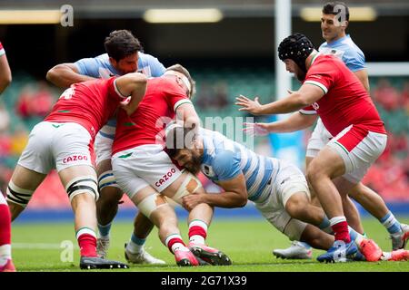 Cardiff, Royaume-Uni. 10 juillet : Jeronimo de la Fuente (Argentine) et Ben carter (pays de Galles) se battent pour le ballon lors du match international d'été 2021 entre le pays de Galles et l'Argentine au stade de la Principauté. Banque D'Images