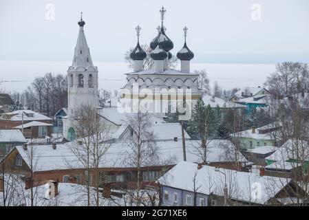 Vieille église du Sauveur tout-miséricordieux (1723) dans un paysage urbain d'hiver par une journée nuageux. Belozersk, région de Vologda. Russie Banque D'Images