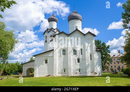 Ancienne cathédrale de Transfiguration du monastère de la vieille Rssa Spaso-Preobrazhensky, le jour de juillet. Staraya Russa, Russie Banque D'Images